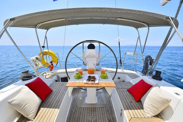Book yachts online - sailboat - Hanse 325 - Selini - rent