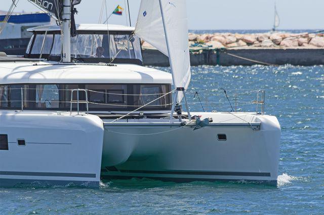 Book yachts online - catamaran - Lagoon 42 A/C &amp; GEN - FULL MOON - rent