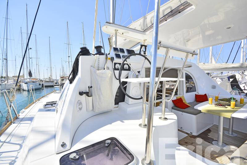 Book yachts online - catamaran - Lagoon 380 S2 - Erica - rent