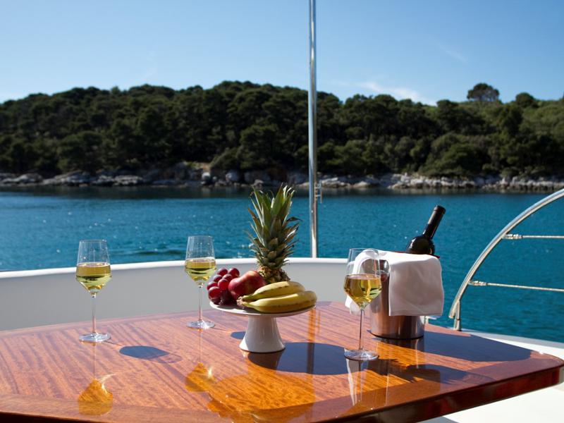 Book yachts online - motorboat - Cyrus 13.8 Flybridge - Punta I - rent