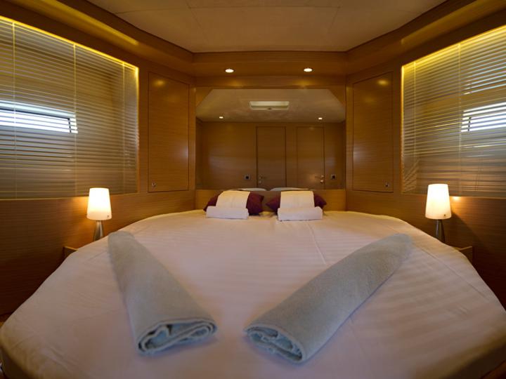Book yachts online - motorboat - Cyrus 13.8 Hardtop - Punta II - rent