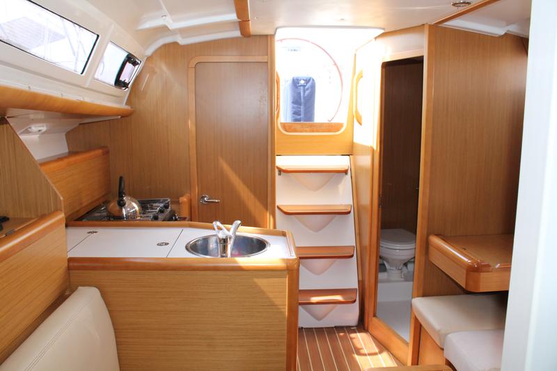Book yachts online - sailboat - Sun Odyssey 33 - Pluton Planet - rent