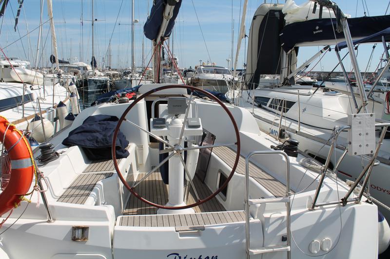 Book yachts online - sailboat - Sun Odyssey 33 - Pluton Planet - rent