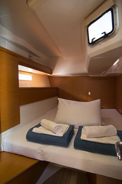 Book yachts online - sailboat - Jeanneau 53 - Omega Kiss  - rent
