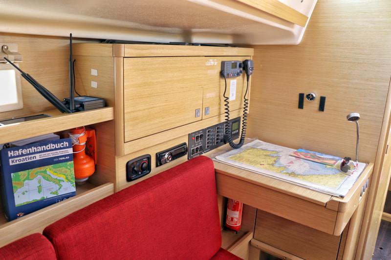 Book yachts online - sailboat - Elan 350 - Batana - rent