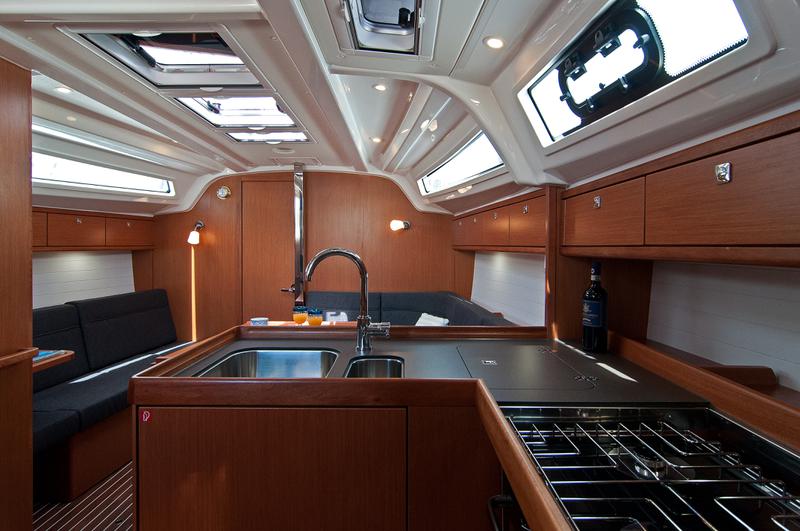 Book yachts online - sailboat - Bavaria 37 Cruiser - Adria Nina - rent