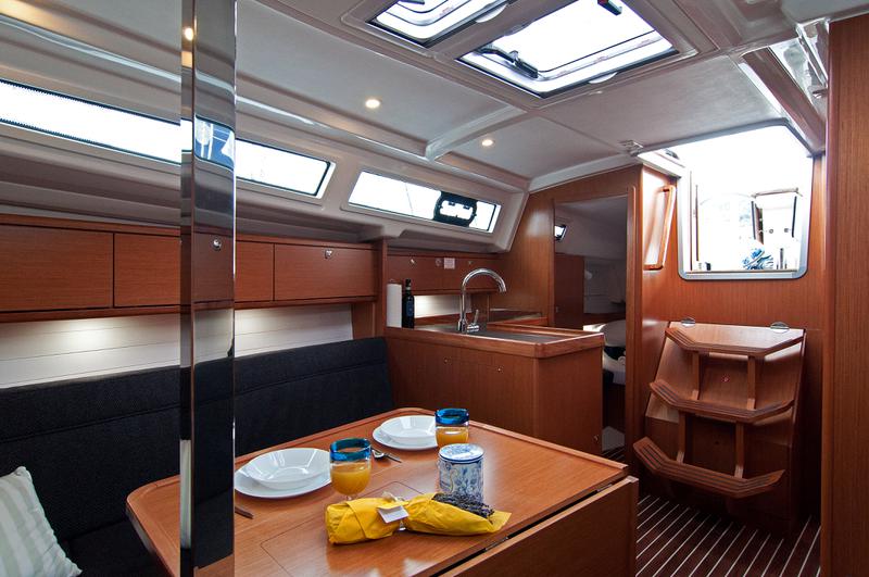 Book yachts online - sailboat - Bavaria Cruiser 34 - Adria Maša - rent