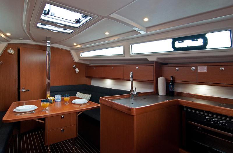 Book yachts online - sailboat - Bavaria Cruiser 34 - Adria Maša - rent