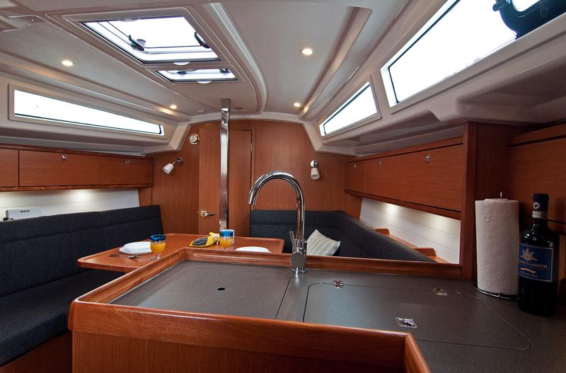 Book yachts online - sailboat - Bavaria Cruiser 34 - Adria Maša - rent