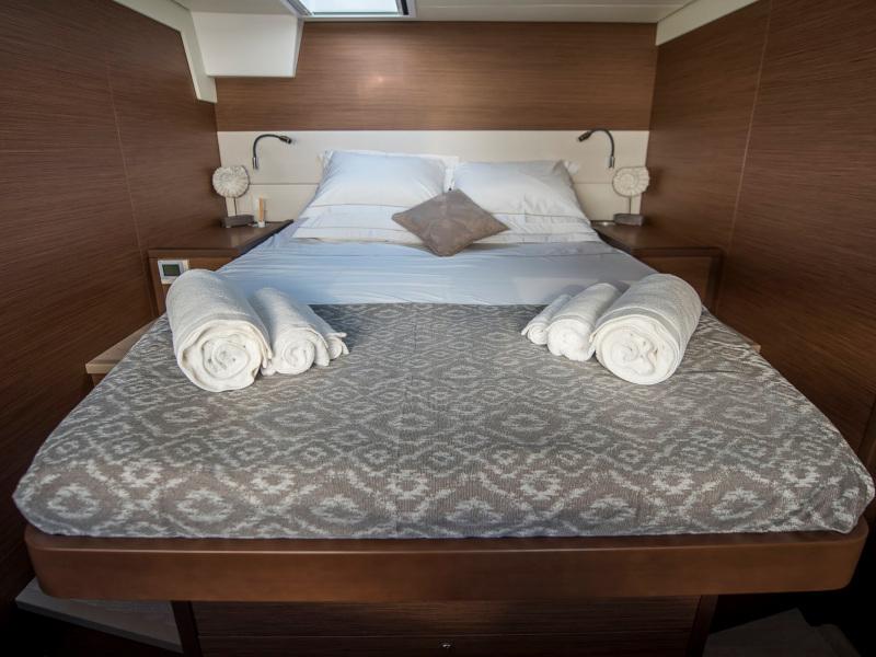 Book yachts online - catamaran - Lagoon 560 S2 - Boom - rent