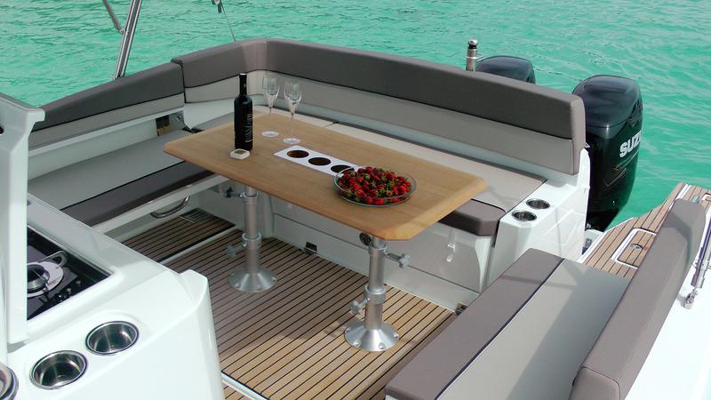 Book yachts online - motorboat - Jeanneau Cap Camarat 10.5 WA - Jeanneau Cap Camarat 10.5 WA - rent