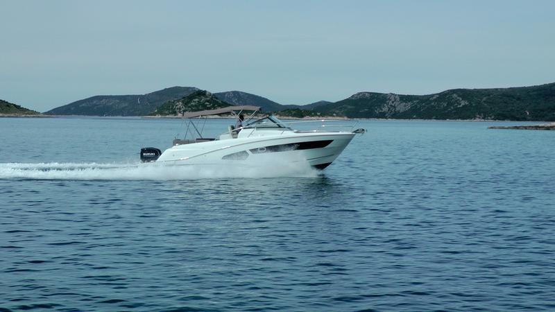 Book yachts online - motorboat - Jeanneau Cap Camarat 10.5 WA - Jeanneau Cap Camarat 10.5 WA - rent