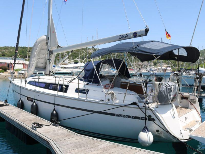 Book yachts online - sailboat - Bavaria Cruiser 37 - Bea - rent