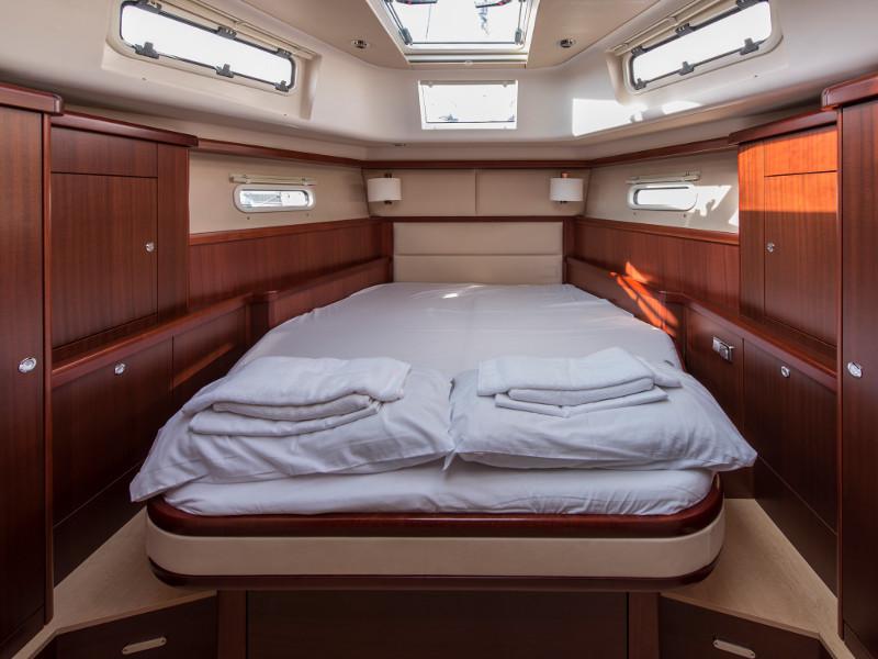 Book yachts online - sailboat - Moody DS 45 - Smiling Day - rent