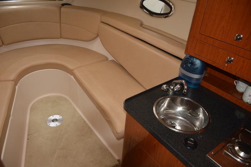 Book yachts online - motorboat - Regal Commodore 2860 - 1115 VD - rent