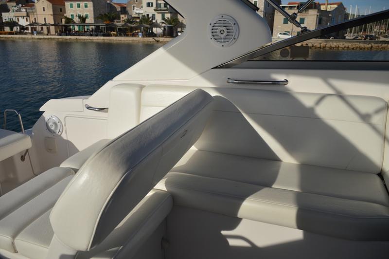 Book yachts online - motorboat - Regal Commodore 2860 - 1115 VD - rent