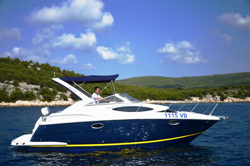 Book yachts online - motorboat - Regal Commodore 2860 - 1115 VD - rent