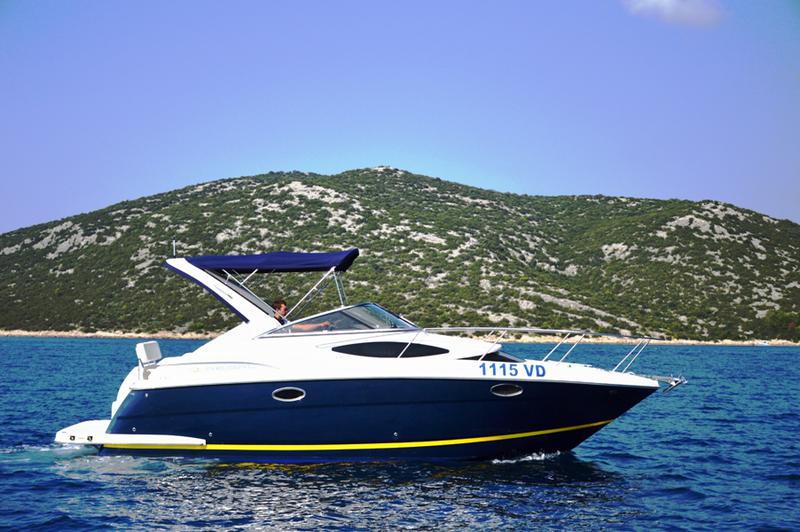Book yachts online - motorboat - Regal Commodore 2860 - 1115 VD - rent
