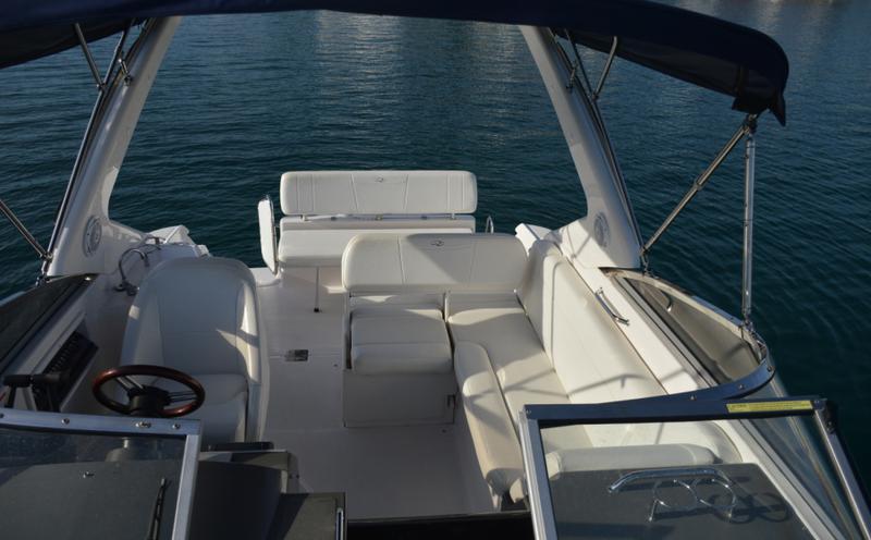 Book yachts online - motorboat - Regal Commodore 2860 - 1115 VD - rent
