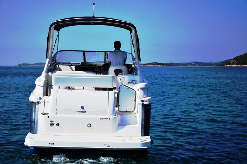 Book yachts online - motorboat - Regal Commodore 2860 - 1115 VD - rent