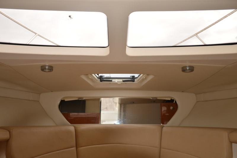 Book yachts online - motorboat - Regal Commodore 2860 - 1115 VD - rent