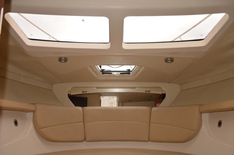 Book yachts online - motorboat - Regal Commodore 2860 - 1115 VD - rent