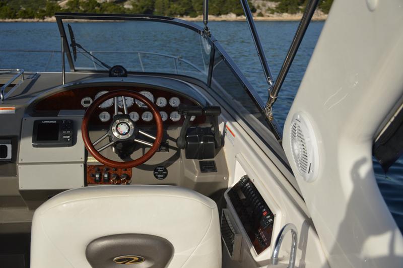 Book yachts online - motorboat - Regal Commodore 2860 - 1115 VD - rent