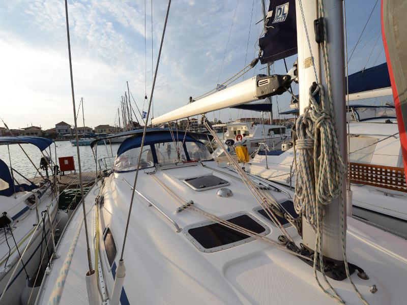 Book yachts online - sailboat - Bavaria 39 Cruiser - Fortuna (Sollar Panel) - rent