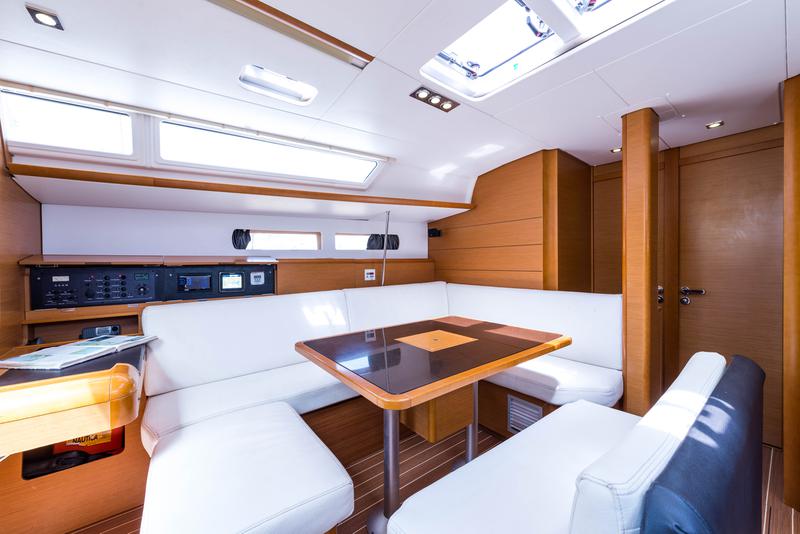 Book yachts online - sailboat - Jeanneau Sun Odyssey 469 - Vega  - A/C in Saloon - rent