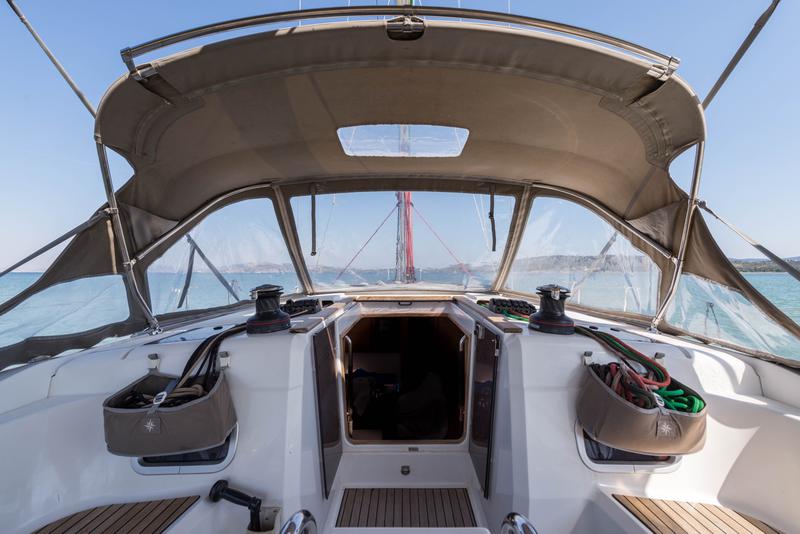 Book yachts online - sailboat - Jeanneau Sun Odyssey 469 - Vega  - A/C in Saloon - rent