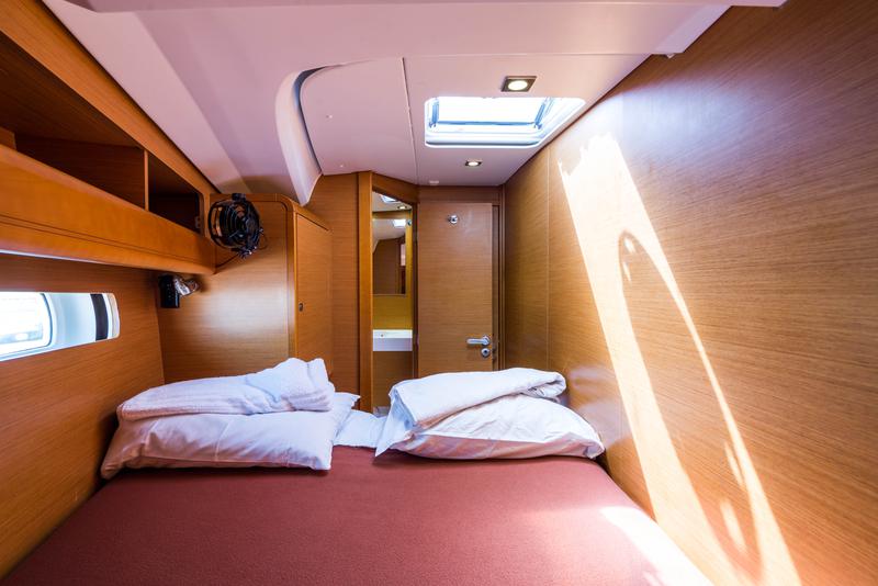 Book yachts online - sailboat - Jeanneau Sun Odyssey 469 - Vega  - A/C in Saloon - rent