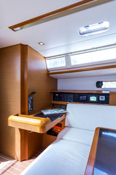Book yachts online - sailboat - Jeanneau Sun Odyssey 469 - Vega  - A/C in Saloon - rent