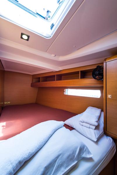 Book yachts online - sailboat - Jeanneau Sun Odyssey 469 - Vega  - A/C in Saloon - rent