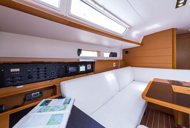 Book yachts online - sailboat - Jeanneau Sun Odyssey 469 - Vega  - A/C in Saloon - rent