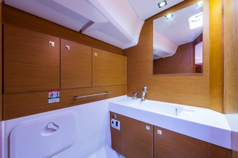Book yachts online - sailboat - Jeanneau Sun Odyssey 469 - Vega  - A/C in Saloon - rent