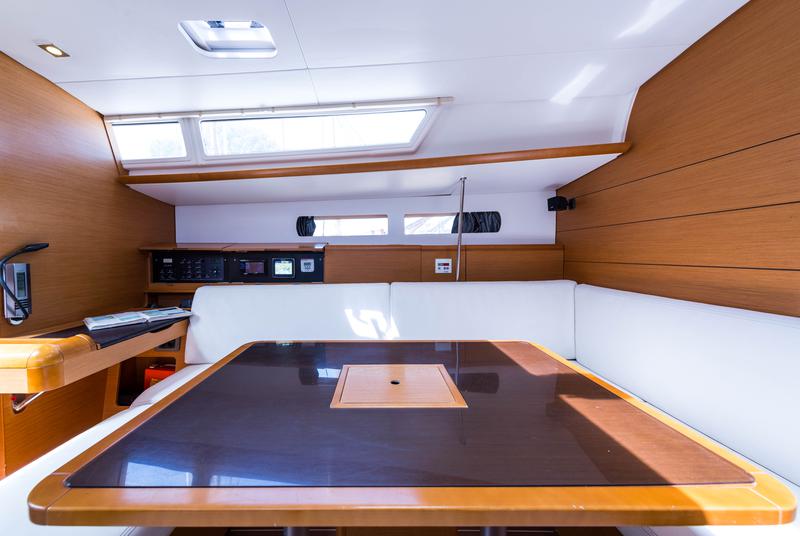Book yachts online - sailboat - Jeanneau Sun Odyssey 469 - Vega  - A/C in Saloon - rent