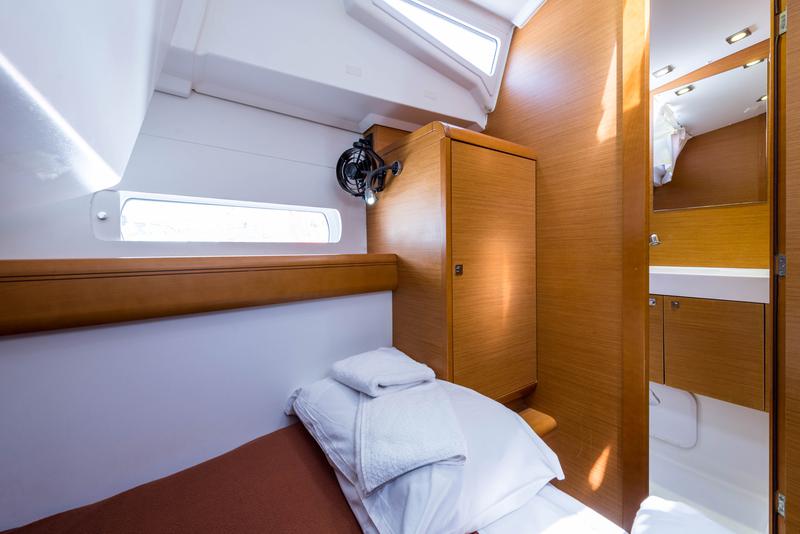 Book yachts online - sailboat - Jeanneau Sun Odyssey 469 - Vega  - A/C in Saloon - rent