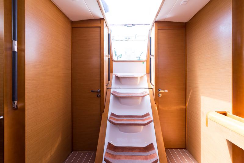 Book yachts online - sailboat - Jeanneau Sun Odyssey 469 - Vega  - A/C in Saloon - rent