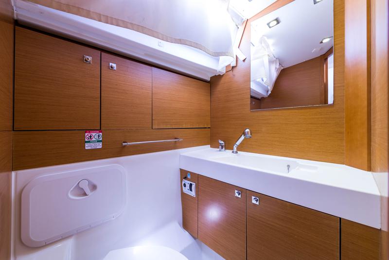 Book yachts online - sailboat - Jeanneau Sun Odyssey 469 - Vega  - A/C in Saloon - rent