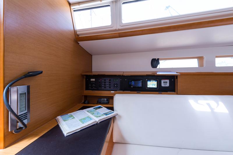 Book yachts online - sailboat - Jeanneau Sun Odyssey 469 - Vega  - A/C in Saloon - rent