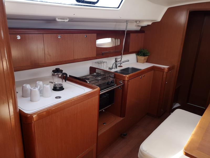 Book yachts online - sailboat - Oceanis 43 - Skyfall - Bow &amp; Solar - rent