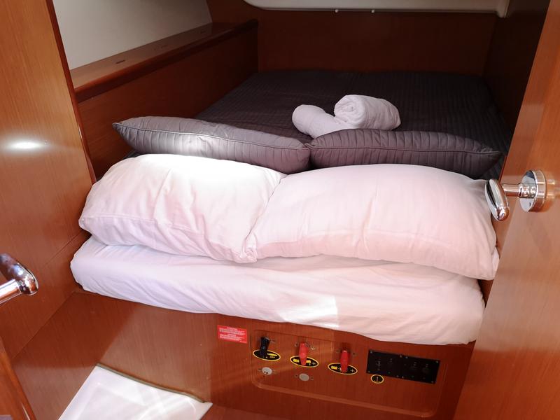 Book yachts online - sailboat - Oceanis 43 - Skyfall - Bow &amp; Solar - rent