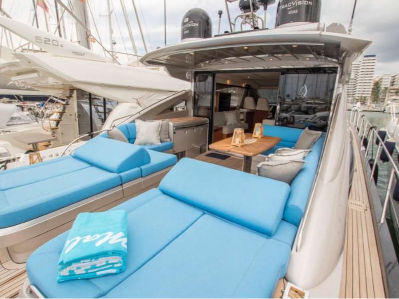 Book yachts online - motorboat - Princess V70 - Noble Beauty - rent