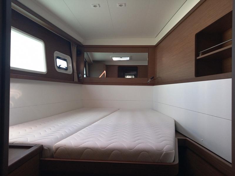 Book yachts online - catamaran - Lagoon 450  Flybridge - Golden Dream - rent