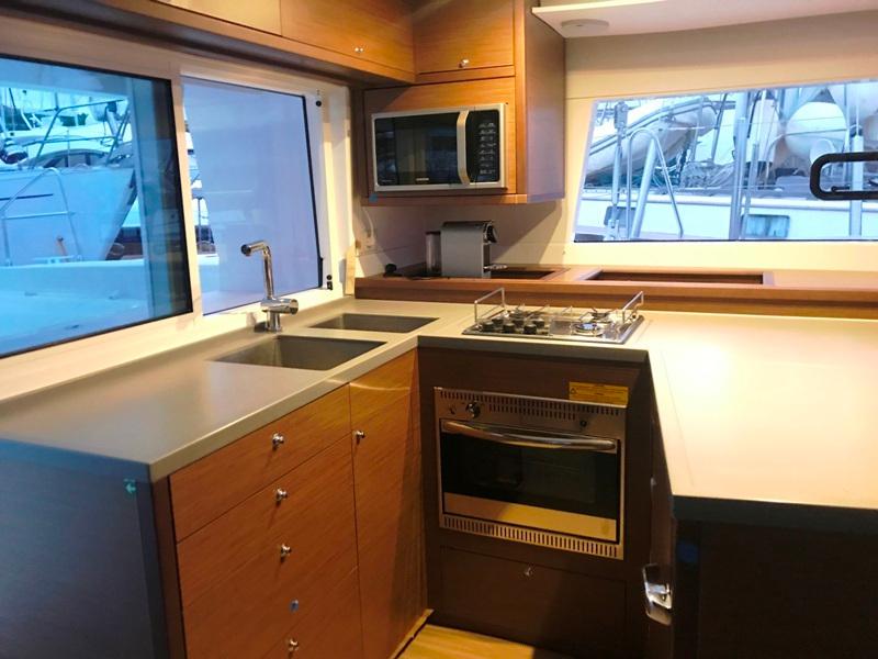 Book yachts online - catamaran - Lagoon 450  Flybridge - Golden Dream - rent