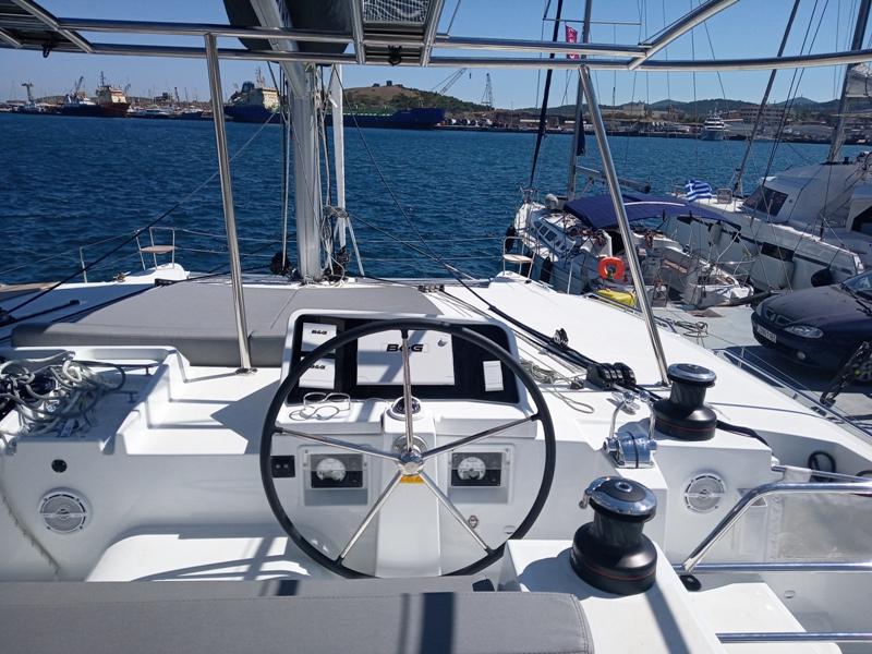 Book yachts online - catamaran - Lagoon 450  Flybridge - Golden Dream - rent