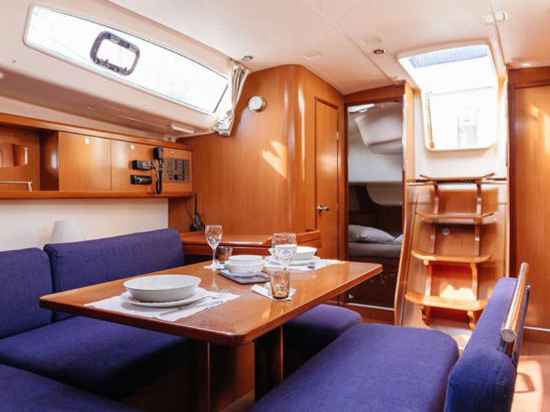 Book yachts online - sailboat - Beneteau Oceanis 43 - Blauw - rent