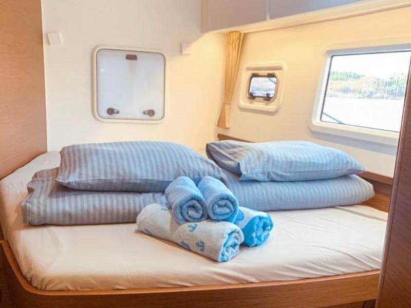Book yachts online - catamaran - Lagoon 42 - Mio - rent