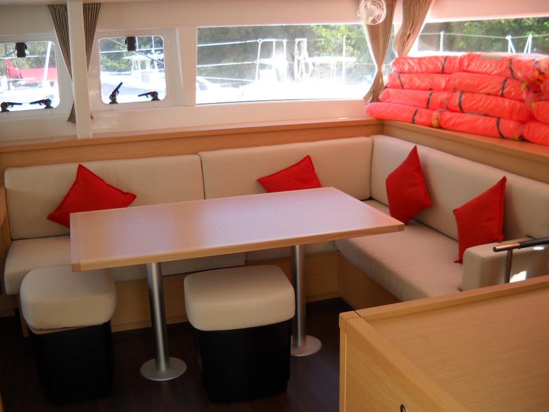 Book yachts online - catamaran - Lagoon 450 - Oups - rent
