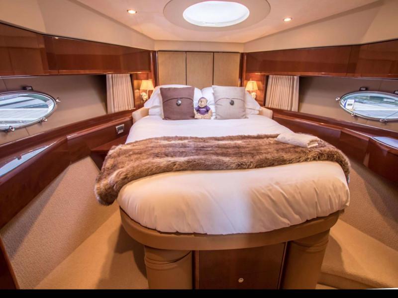 Book yachts online - motorboat - Princess 54 Fly - Esmeralda - rent